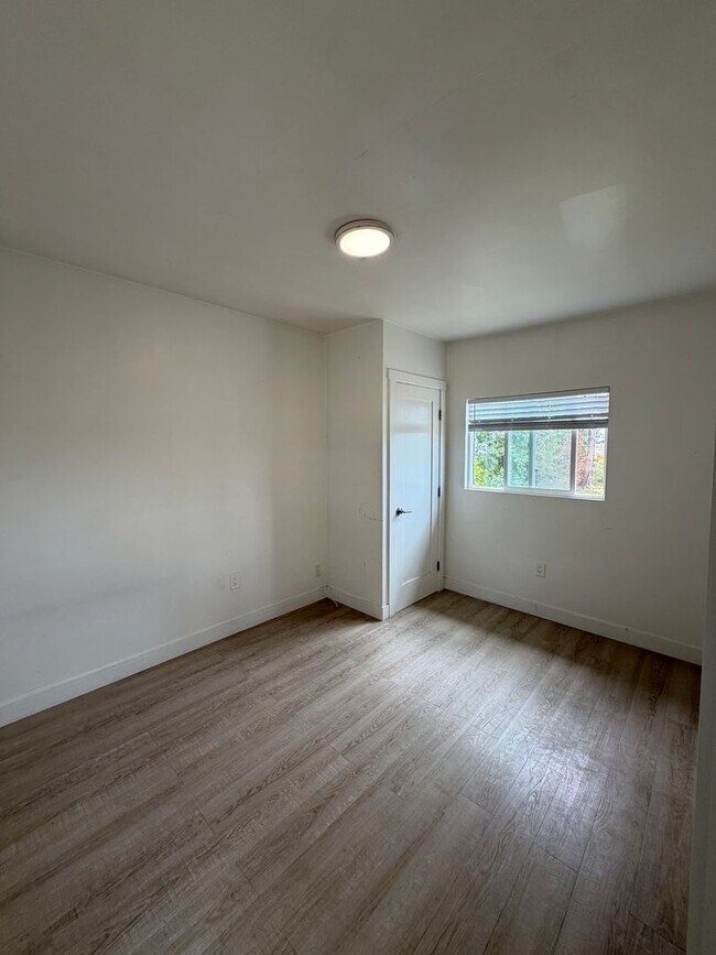 Building Photo - Coastal Living in Carpinteria