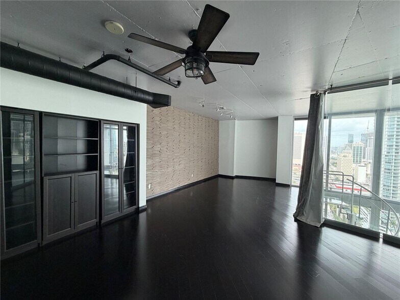 Building Photo - 690 SW 1st Ct