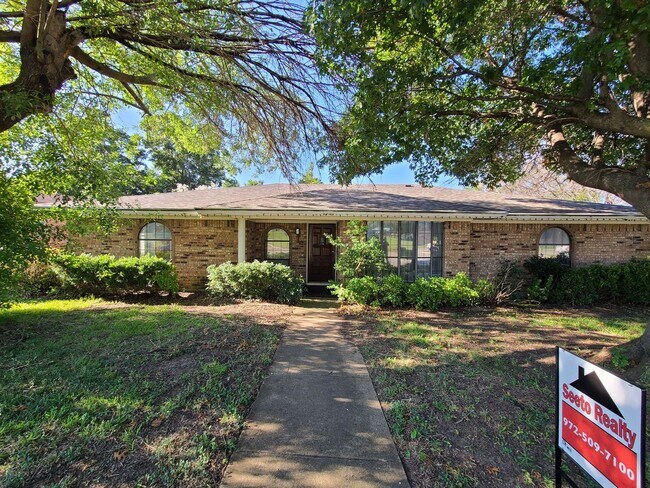Building Photo - 4 bed 2 baths Coming soon!
