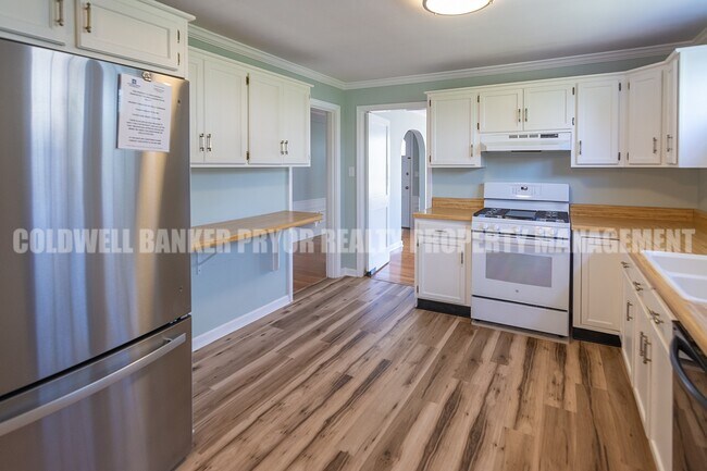 Building Photo - 323 Walsh Rd