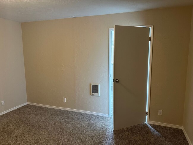 Building Photo - Unique 4 bed 1 1/2 bath duplex in Springfi...
