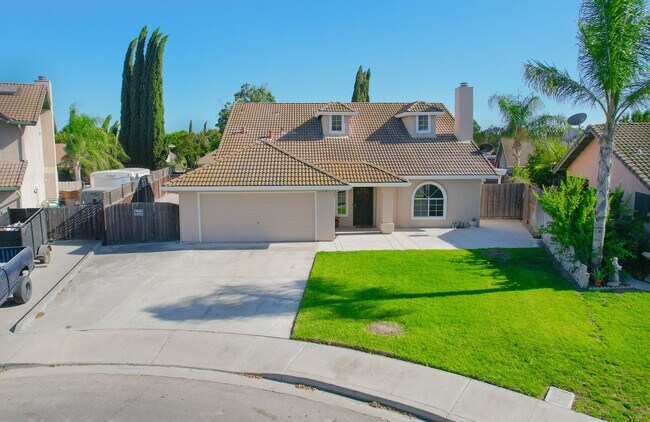 Building Photo - BEAUTIFUL 4 BEDROOM HOME WITH SWIMMING POOL!