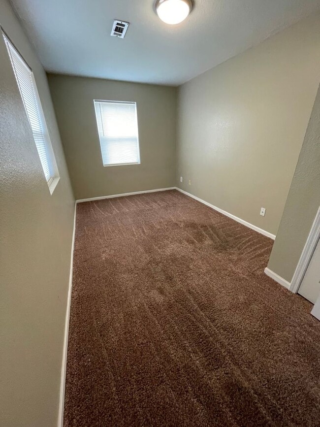 Building Photo - 2 bed/ 1 bath Single Family House