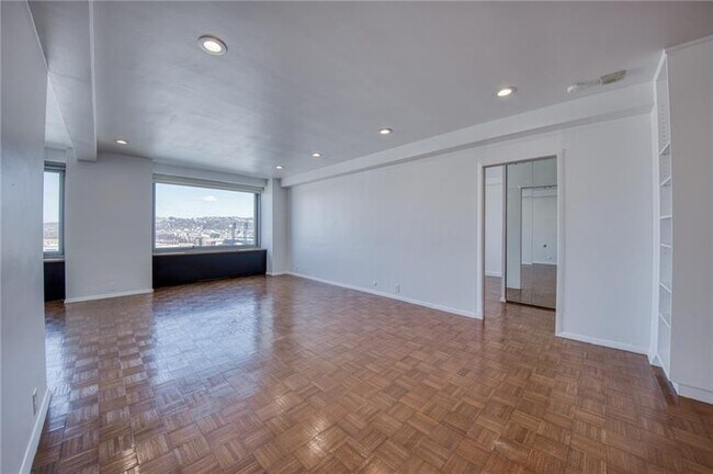 Building Photo - 320 Fort Duquesne Blvd