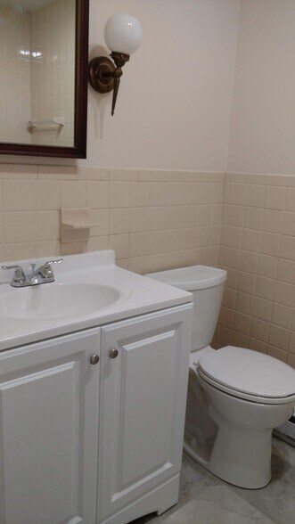 Building Photo - 631 Litchfield Tpke