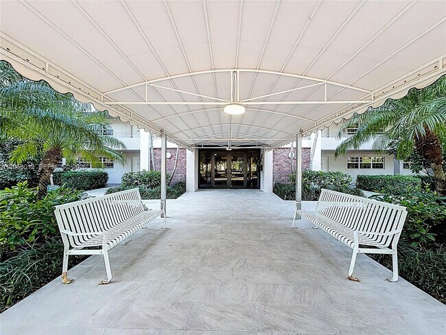 Building Photo - 605 Oaks Dr