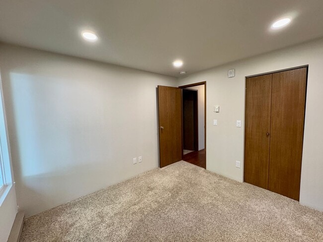 Building Photo - Woodlake Condo!!!