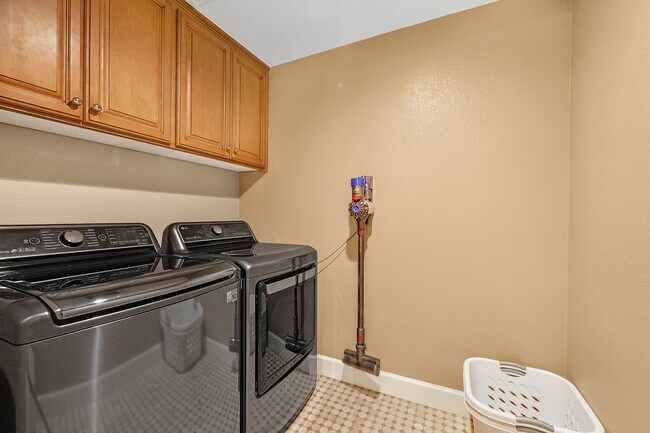 Building Photo - 588 Dovecote Ln
