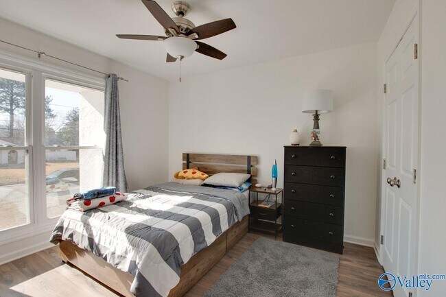 Building Photo - 2013 Wrenwood Dr SE