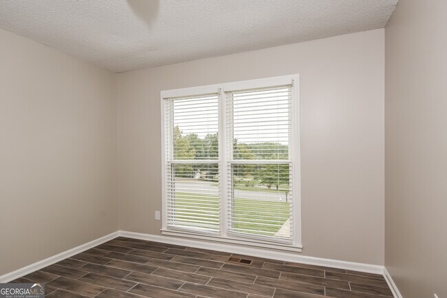Building Photo - 17 Stonecreek Dr SW