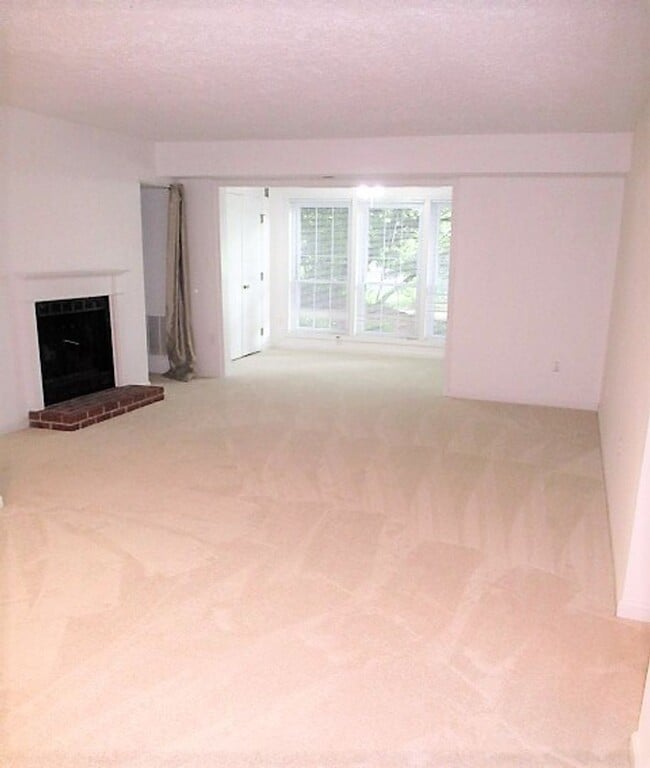 Building Photo - Private And Spacious, Ground Level, 2 Bedr...