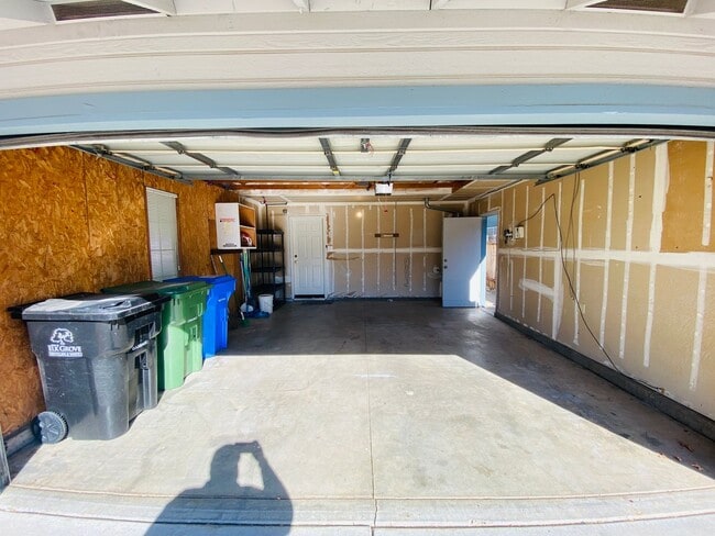 Building Photo - 3 Bedroom Home in Hampton Oaks