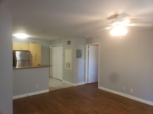 Building Photo - 1 BED 1 BATH IN THE HEART OF SUNRISE