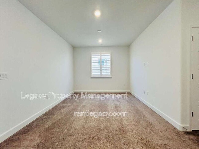 Building Photo - 4096 Azul Way