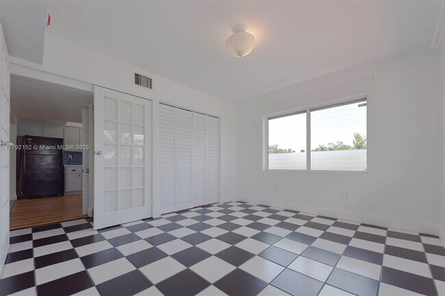 Building Photo - 2250 Bay Dr