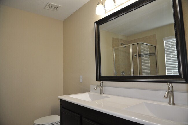 Building Photo - 16025 Summerville Lake Dr