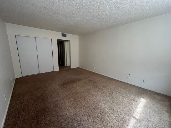 Building Photo - 2 Bed, 2 Bath Condo Near UNLV