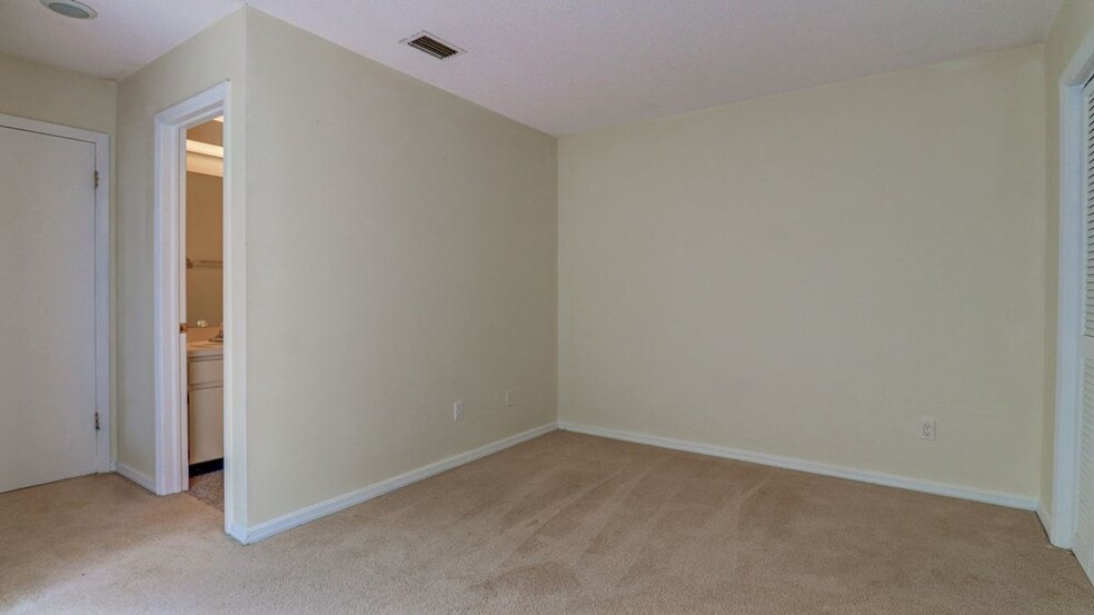 Building Photo - 15206 W Pond Woods Dr