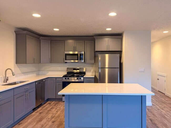 Building Photo - 505-507 NW Hillcrest Dr