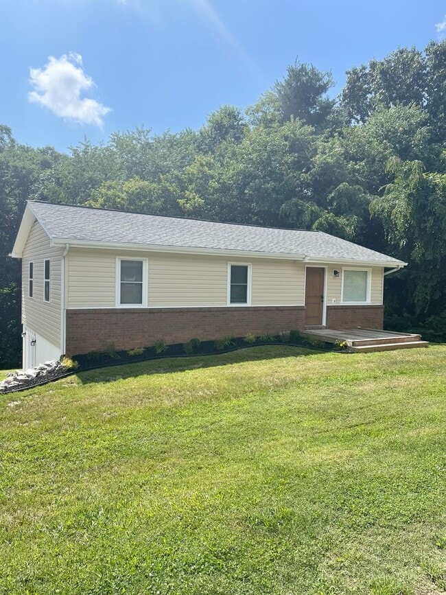 Building Photo - Adorable 3 bedroom 2 bath, great Candler l...