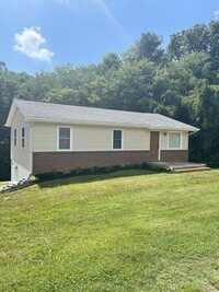 Building Photo - Adorable 3 bedroom 2 bath, great Candler l...