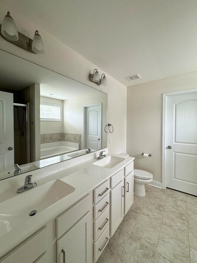 Building Photo - Beautiful 4 Bed 2.5 Bath Home with Fenced Backyard