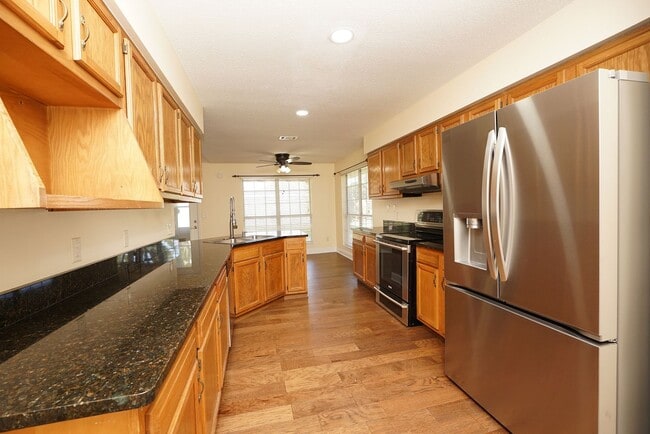 Building Photo - Shalimar Location