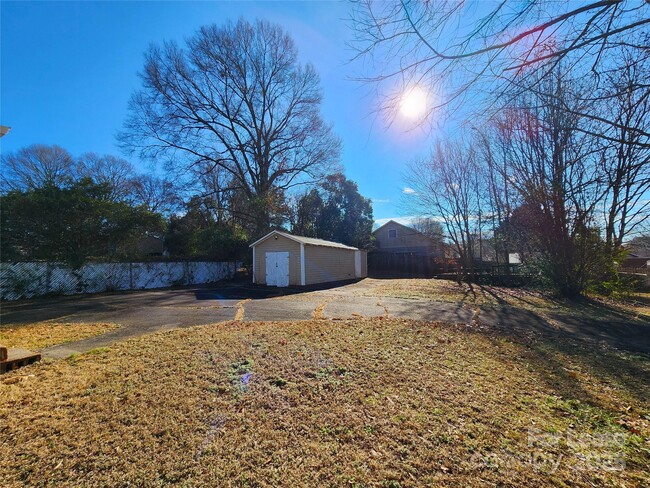 Building Photo - 843 Pebble Ave SW