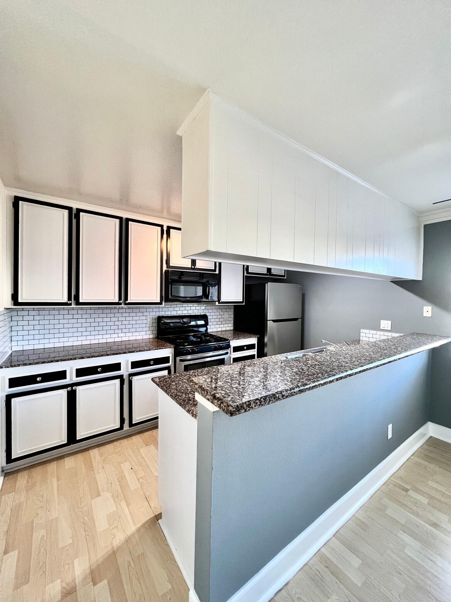 Building Photo - 7045 Woodley Ave