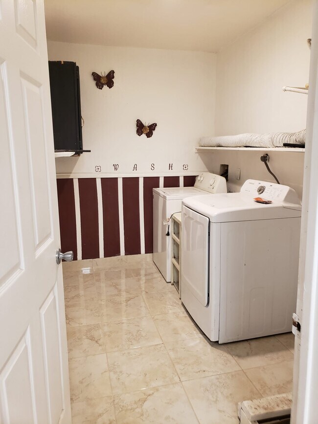 Building Photo - 8715 Sherrywood Dr