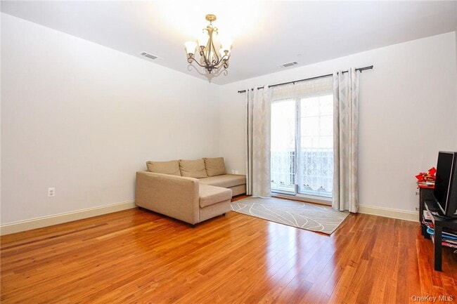 Building Photo - 543 Main St