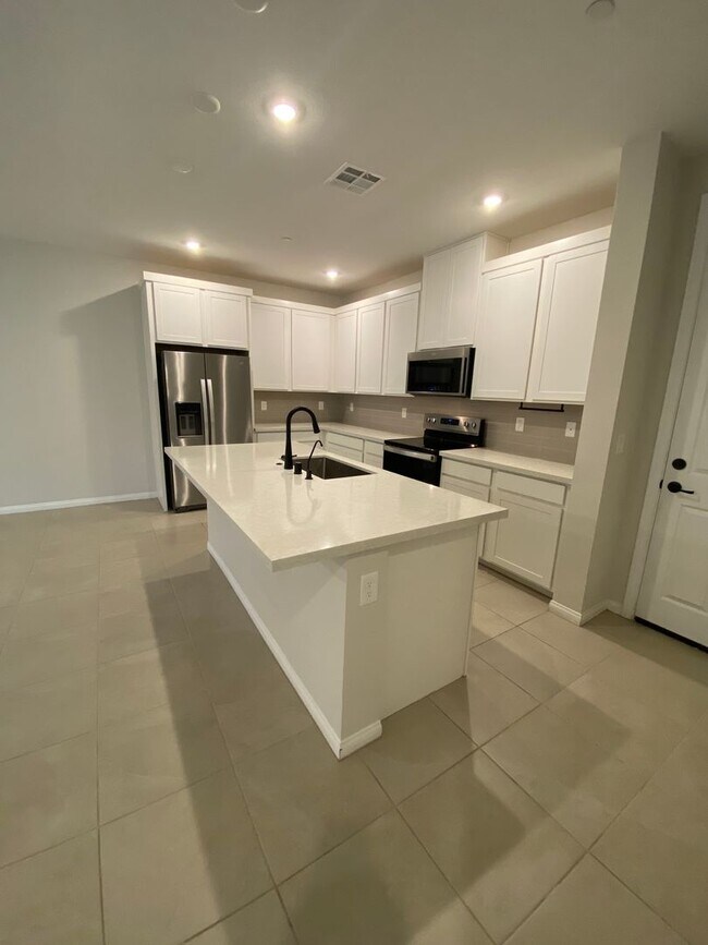 Building Photo - AMERICANA Property Mgmt - 3beds - 2 1/2baths Newly Townhouse in Henderson.