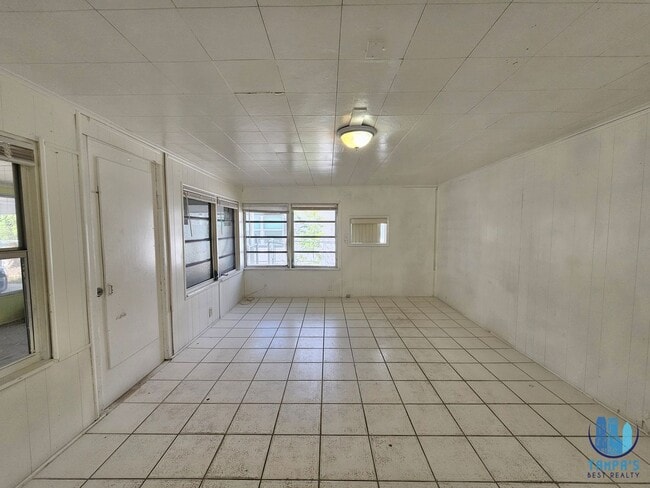 Building Photo - Spacious 3 Bedroom, 2 Bath home with a 2 CAR Carport near down St. Petersburg *Available Now*