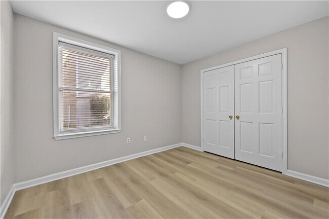 Building Photo - 137 Towne Park Dr