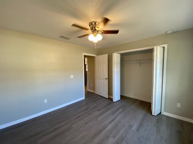 Building Photo - 10 Hemlock Cir Ct