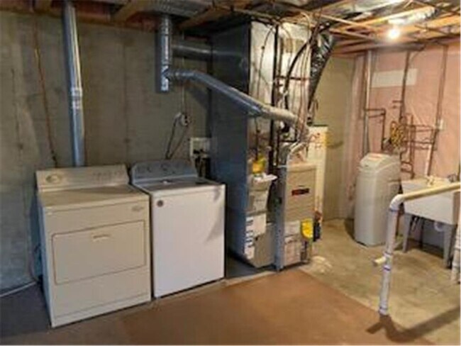 Building Photo - 3912 Everest Ln N