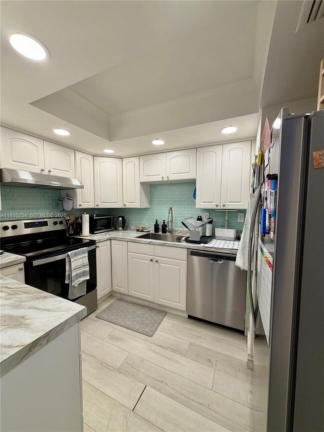 Building Photo - 1450 Brickell Bay Dr