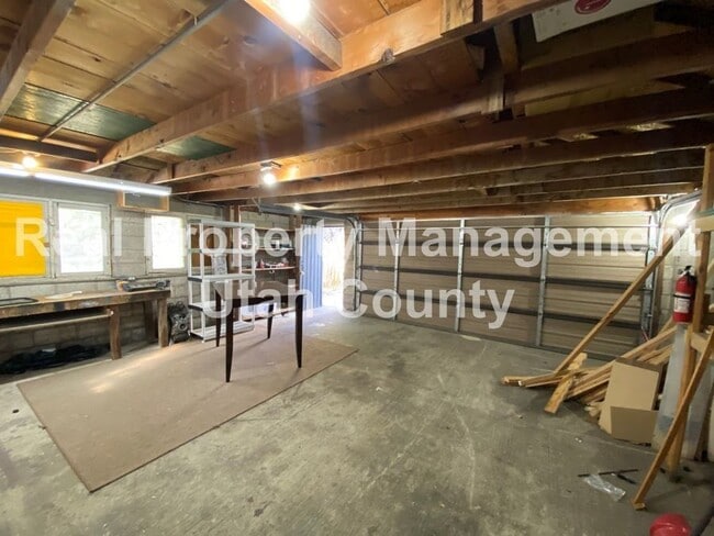 Building Photo - 341 N 400 W St