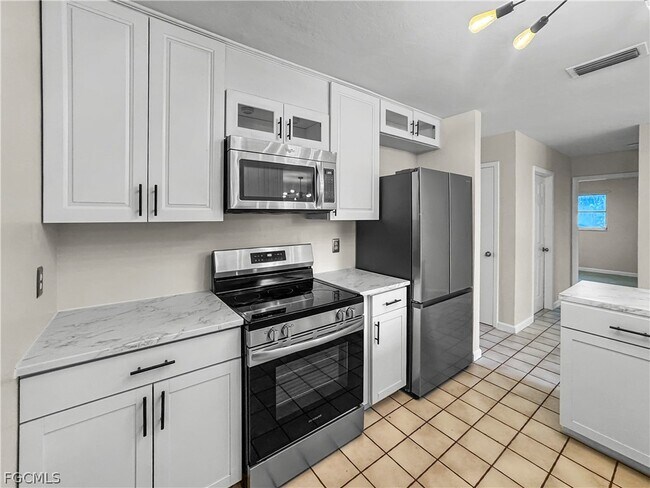 Building Photo - 206 SE 46th Ter