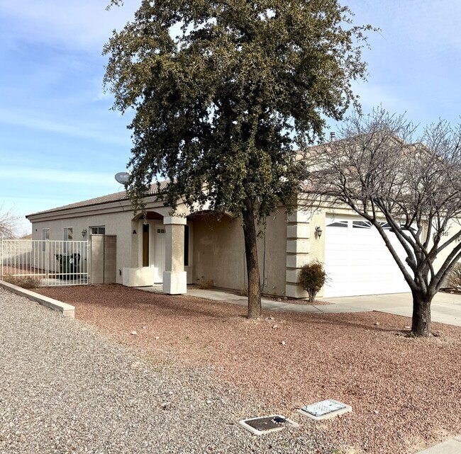 Building Photo - Move in Special! Half off 1st Month's Rent- Great 3 Bedroom Duplex near the Kingman Hospital!