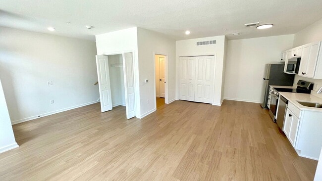 Building Photo - 2 Bed 1 Bath Brand New Contemporary Apartments!