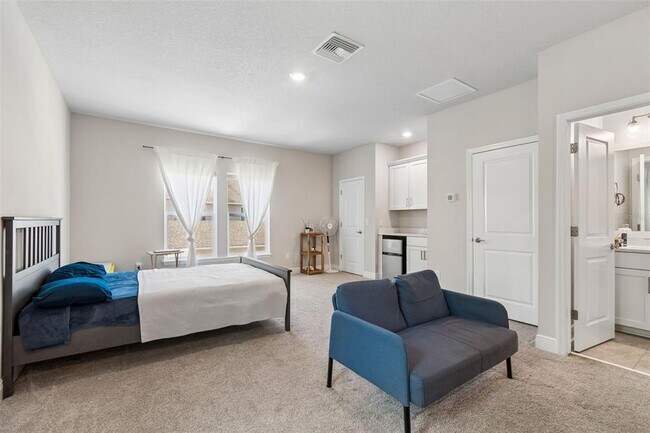 Building Photo - 213 S Albany Ave