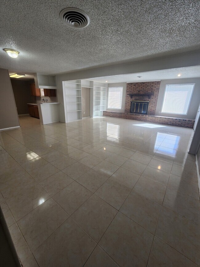 Building Photo - 3 bed 2 bath home
