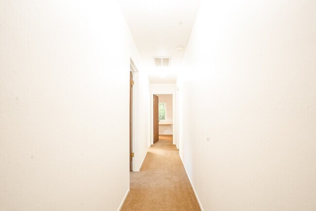 Building Photo - Charming 3-Bedroom Country House