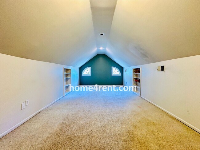 Building Photo - Charming Dutch Colonial in Brookside w/ an Updated Kitchen, Wood Floors, Fenced Yard and a Finish...