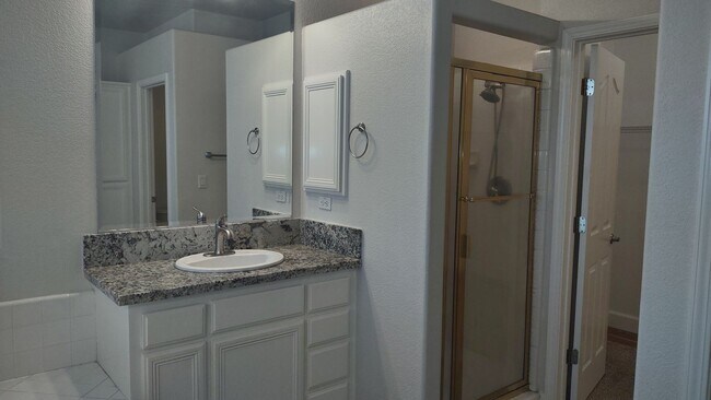 Building Photo - 6121 Lockridge Dr