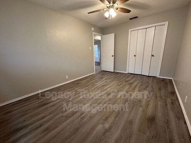 Building Photo - Apt A 1116 N Nolan River Rd - Apt A