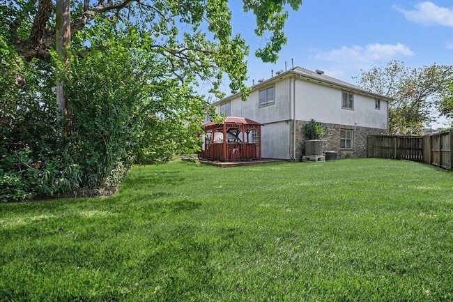 Building Photo - 526 Oak Briar Dr