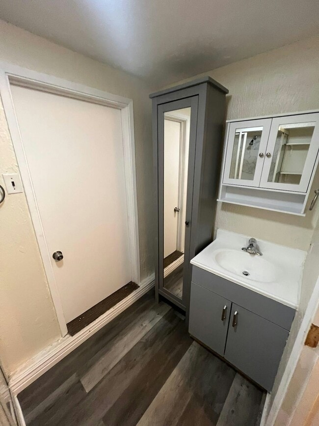 Building Photo - 885 Fourth Ave, Unit 1