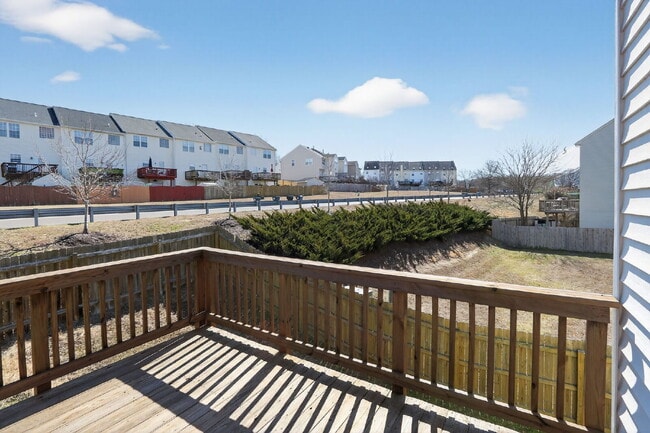 Building Photo - Welcome to a gorgeous end unit townhouse, located in the Heather Hills community.